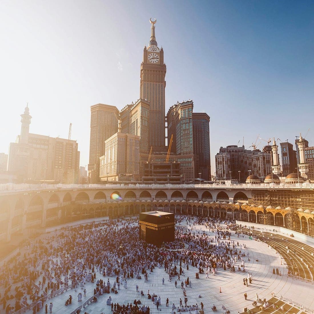 Jamaah mengelilingi Kaabah