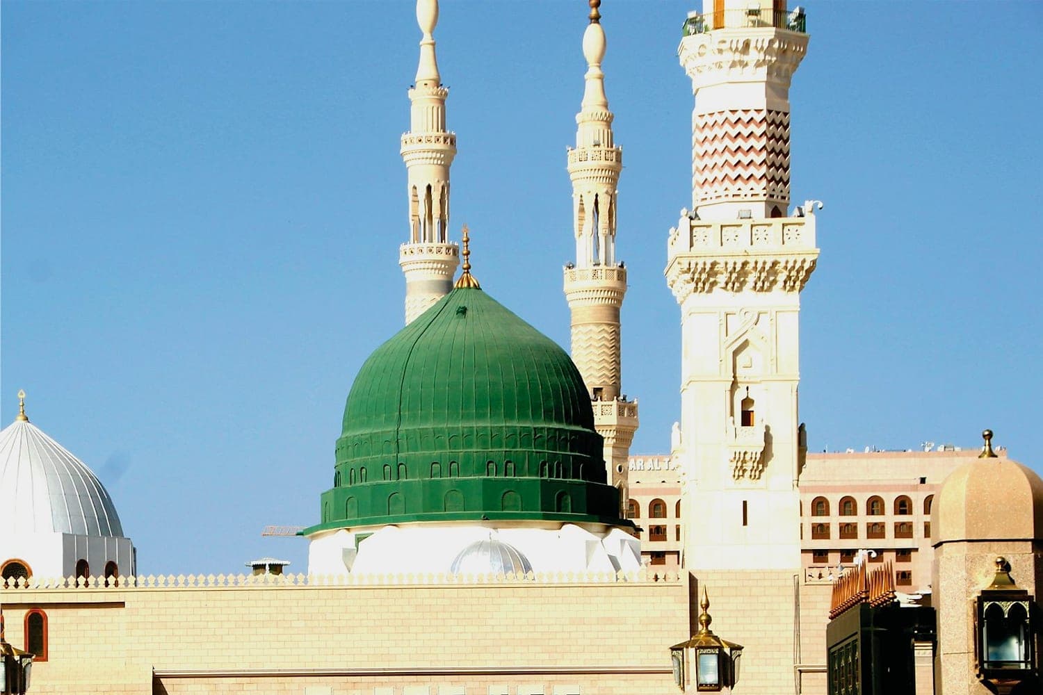 Pemandangan Masjid Nabawi dari luar