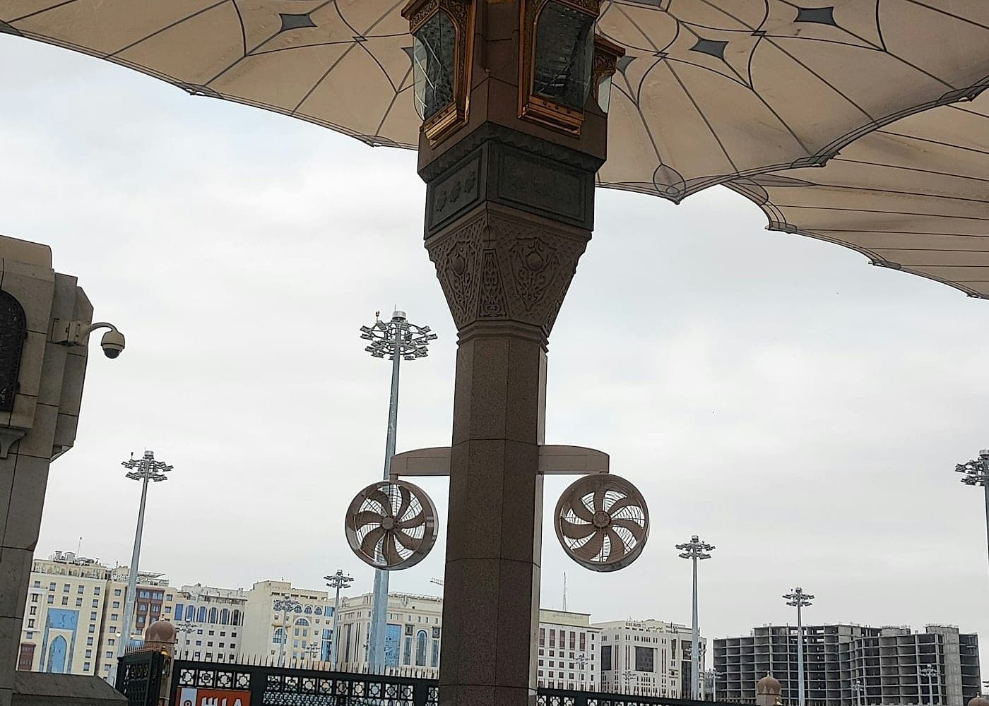Jamaah berjalan di bawah payung Masjid Nabawi